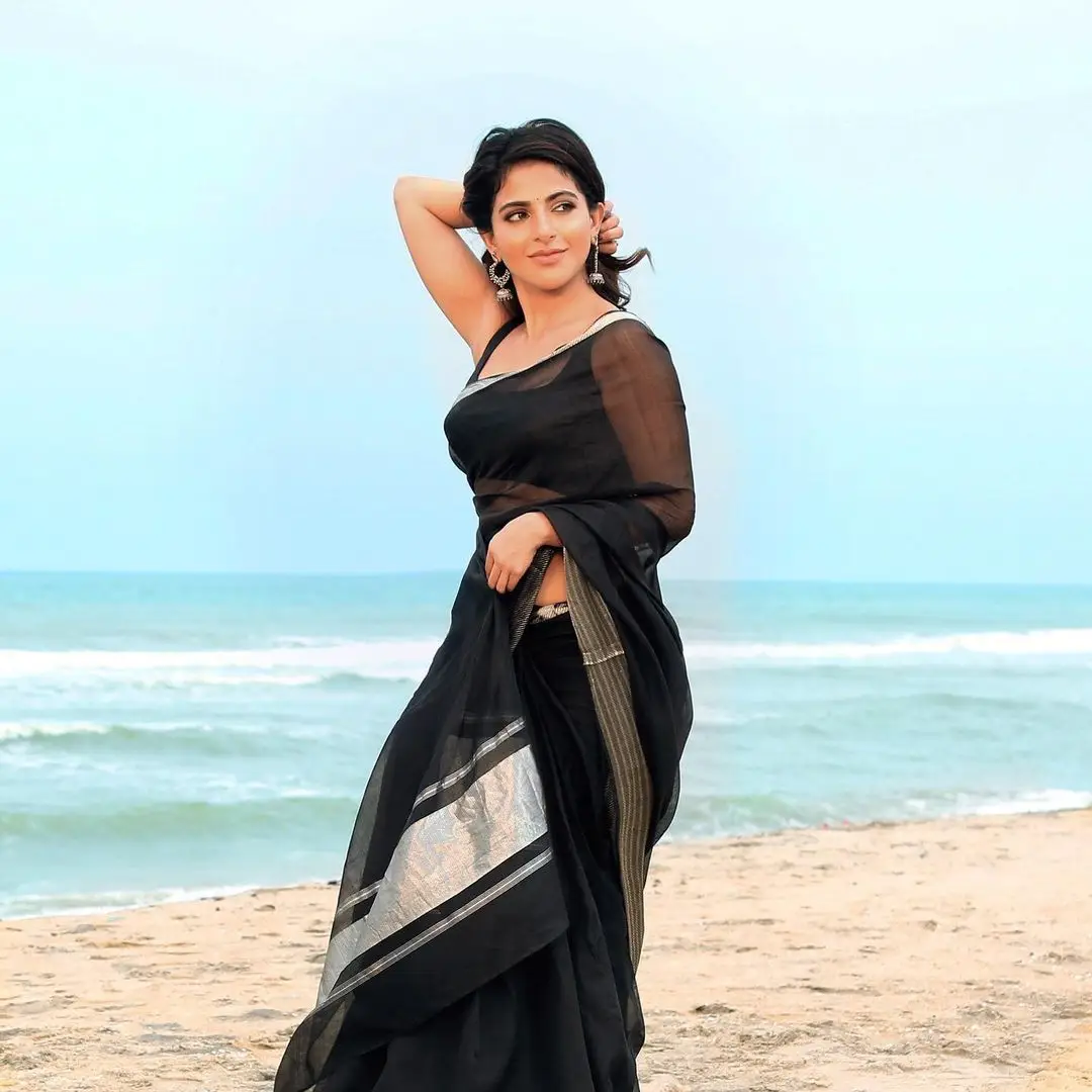 indian girl iswarya menon in traditional black saree sleeveless blouse